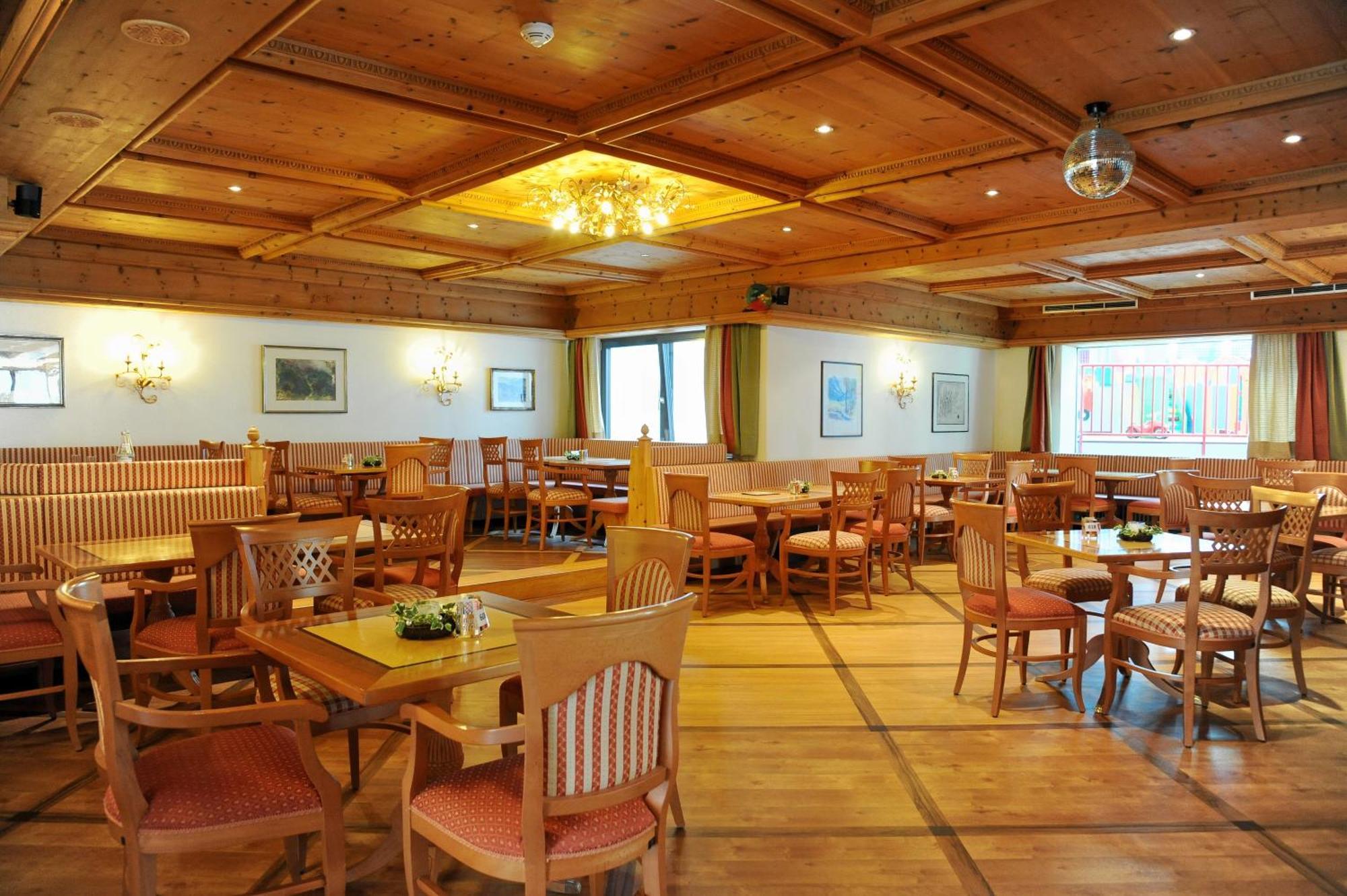 Aktiv & Wellnesshotel Zentral Prato allo Stelvio Esterno foto